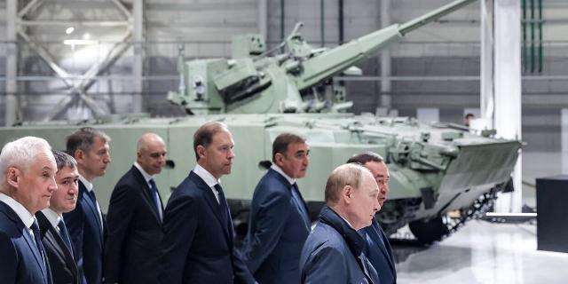 Путинская военная машина теперь встроена в российскую экономику (Bloomberg, США)